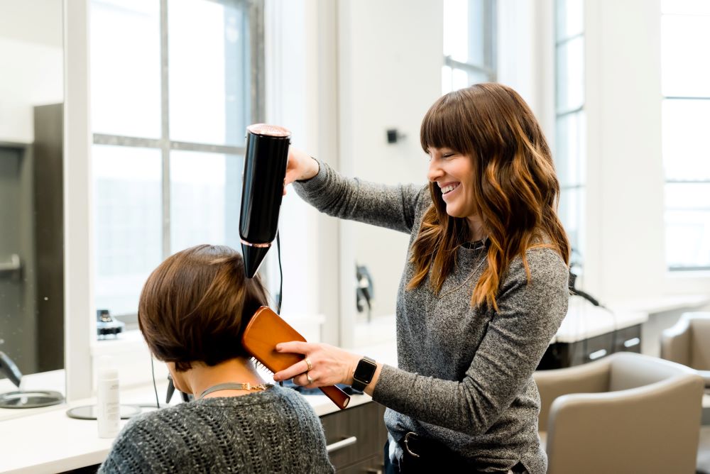 15 Stylish Hair Stylist Outfits for a Professional Look l Panaprium