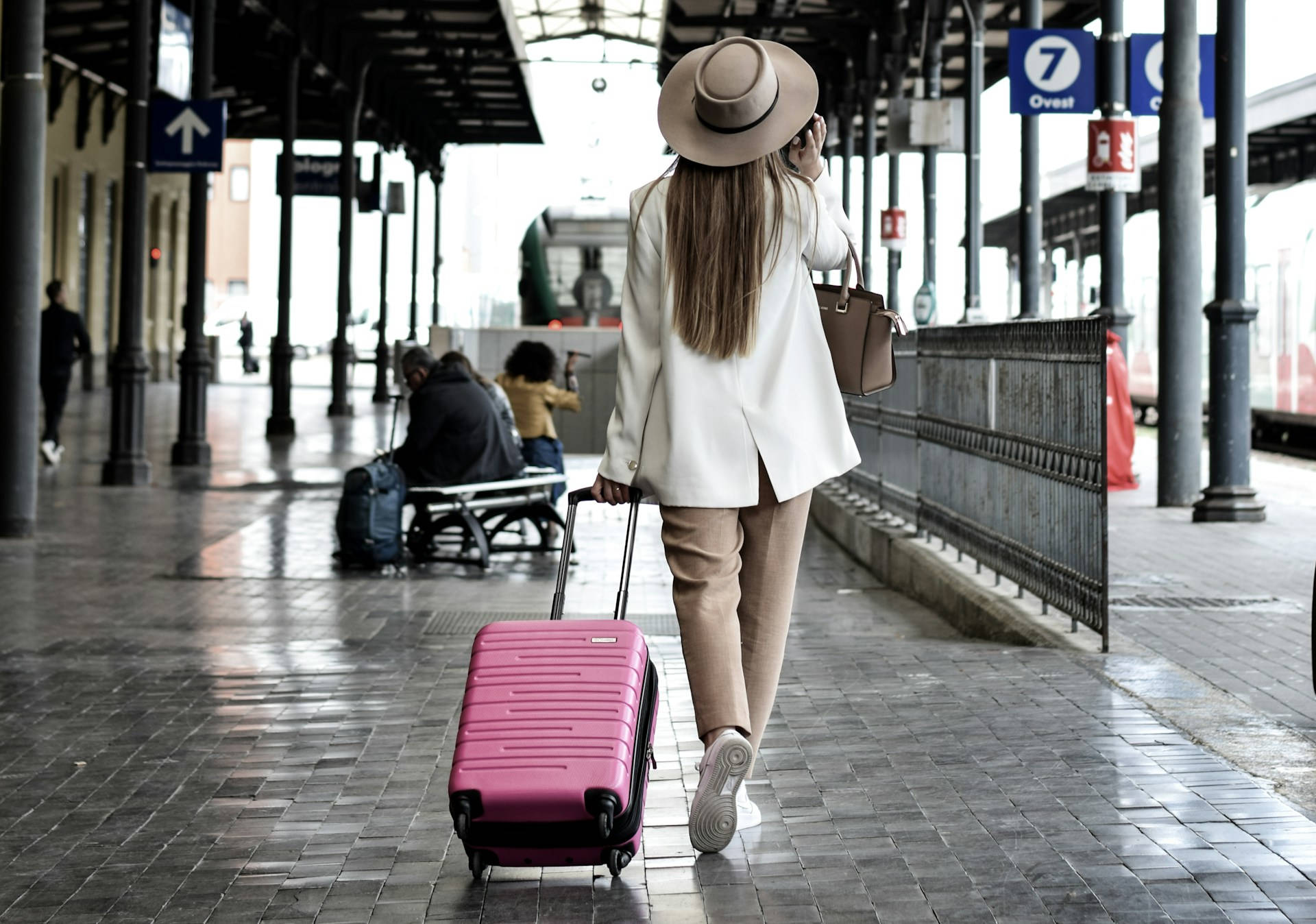 40+ Cute, Comfy And Chic Airport Outfit Ideas