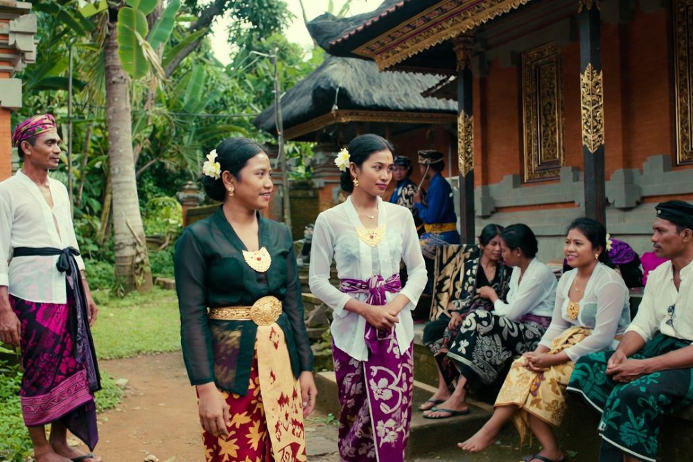 how locals dress in Bali