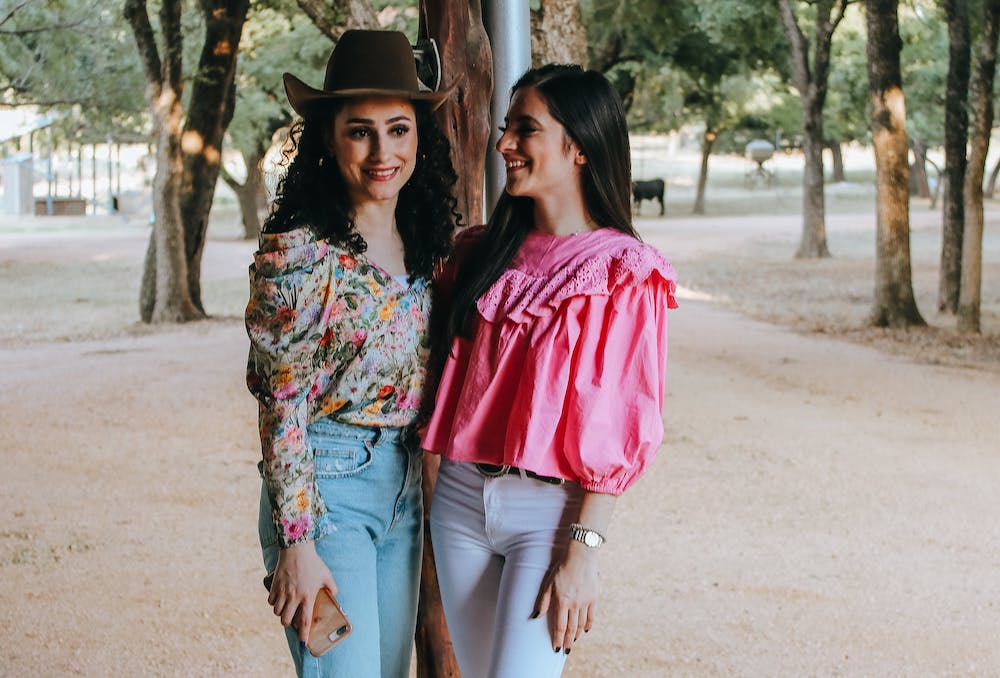 15+ Dazzling Outfits for a Night Out in Nashville