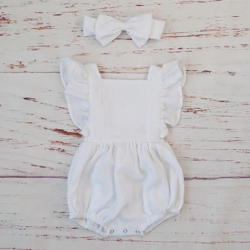 Verspielter Baby-Strampler aus Bio-Baumwolle mit Rüschen für Mädchen