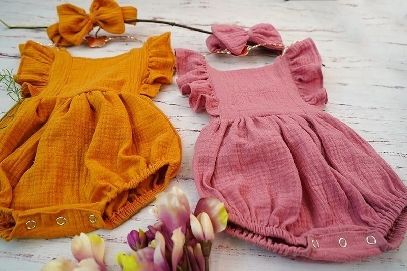 Verspielter Baby-Strampler aus Bio-Baumwolle mit Rüschen für Mädchen