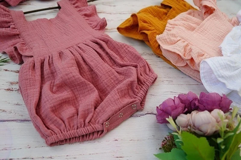 Verspielter Baby-Strampler aus Bio-Baumwolle mit Rüschen für Mädchen