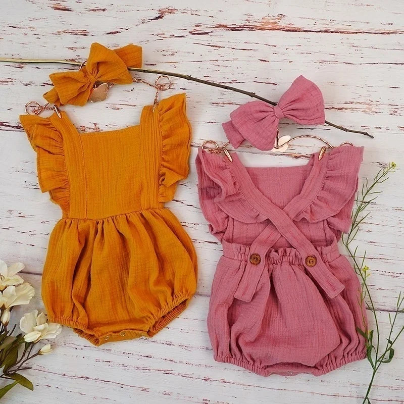 Verspielter Baby-Strampler aus Bio-Baumwolle mit Rüschen für Mädchen