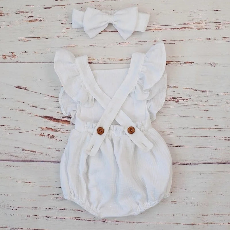 Verspielter Baby-Strampler aus Bio-Baumwolle mit Rüschen für Mädchen