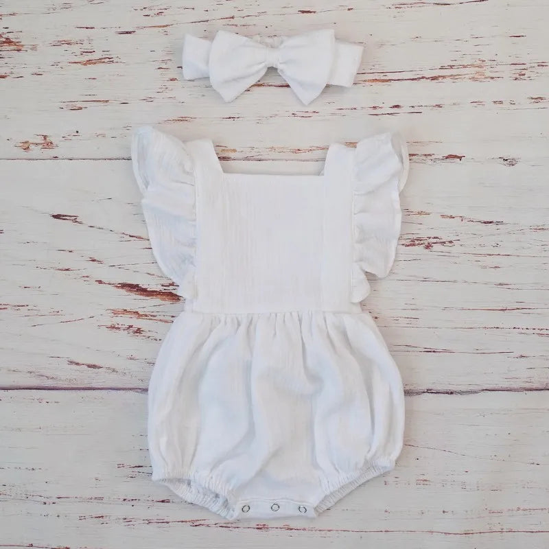 Verspielter Baby-Strampler aus Bio-Baumwolle mit Rüschen für Mädchen